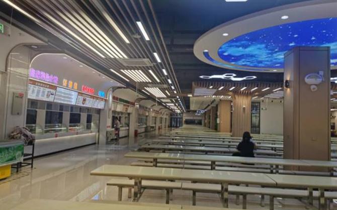 單位社區(qū)養(yǎng)老院食堂環(huán)境圖片