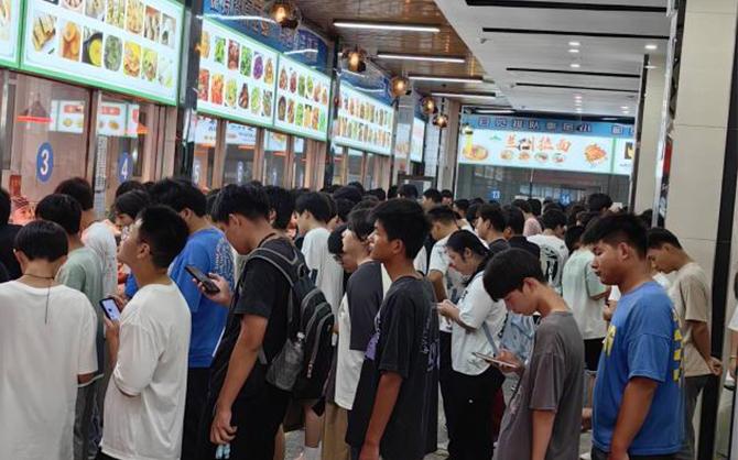 學校食堂學生排隊用膳現(xiàn)場圖片