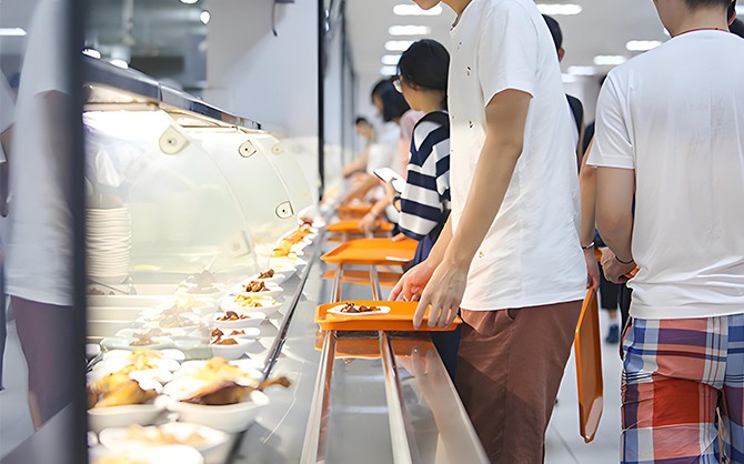 火炬工業(yè)區(qū)企業(yè)食堂開餐現(xiàn)場(chǎng)圖片