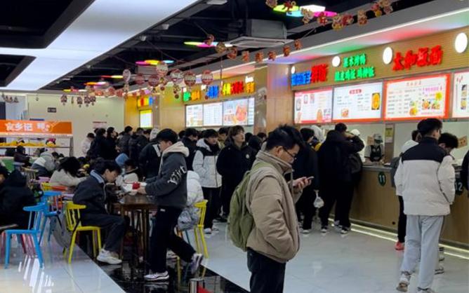 福建晉江大型園區(qū)餐廳就餐現(xiàn)場圖片