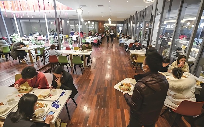 工地食堂承包服務(wù)，保障工人們健康飲食的需求