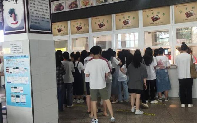 龍巖食堂承包：餐飲服務(wù)外包的優(yōu)勢(shì)與選擇